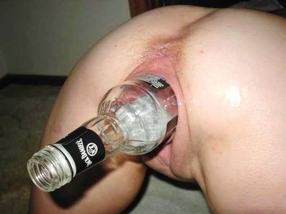 Fingers fucks pussy with bottle