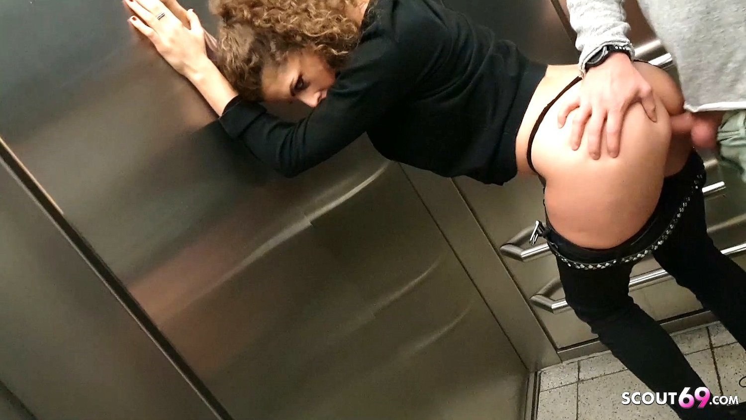 Секретарша Застряла В Лифте Порно