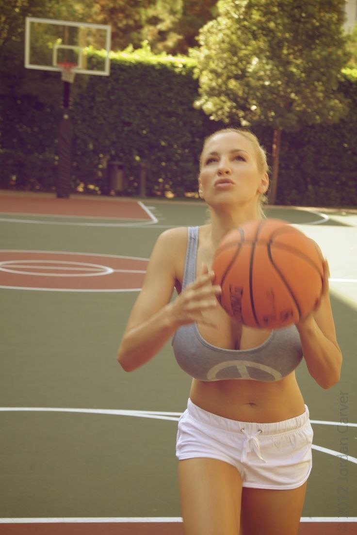 Abella Deanger Basketball player Ero