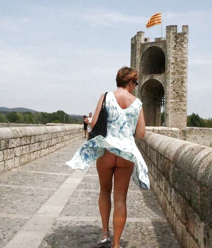 Girls in skirts without panties