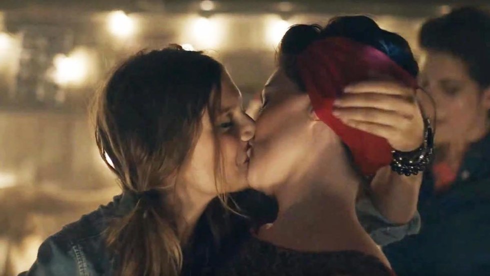 Mila Kunis lesbian kiss