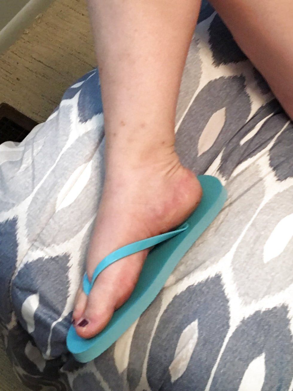 Naked Russian mothers In Flip Flops