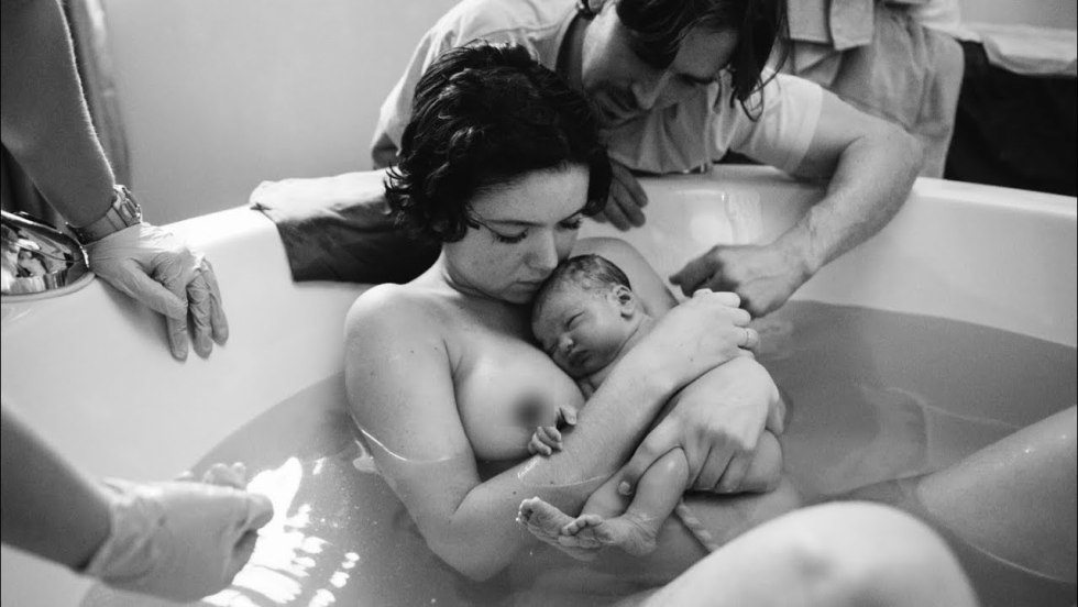 Naked pregnant women poop