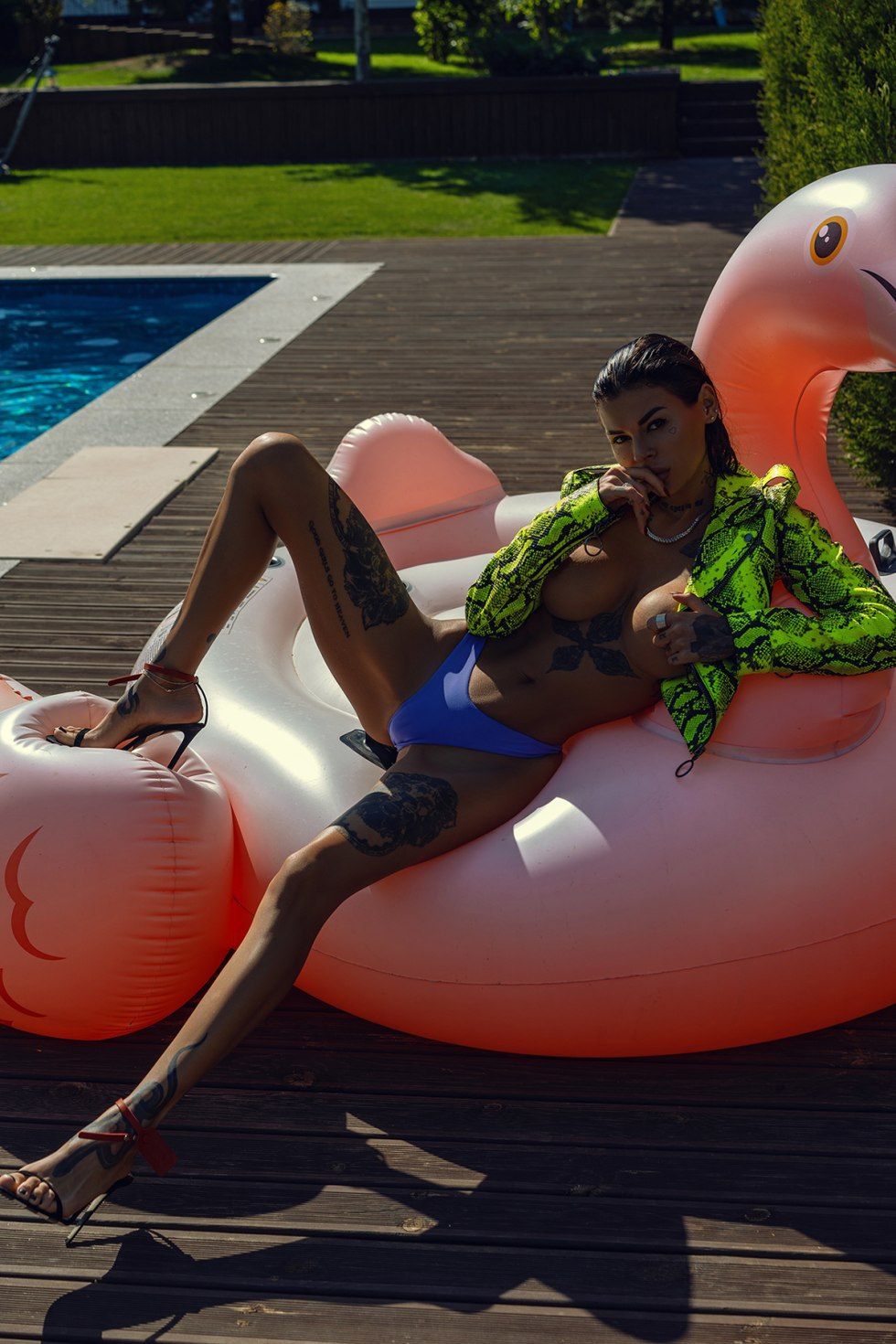 Photo shoot with a large car