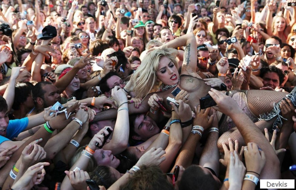 Naked men and women without panties