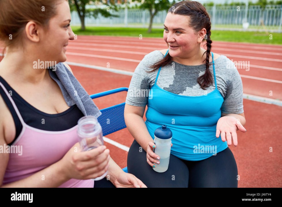A full woman tries up a dress