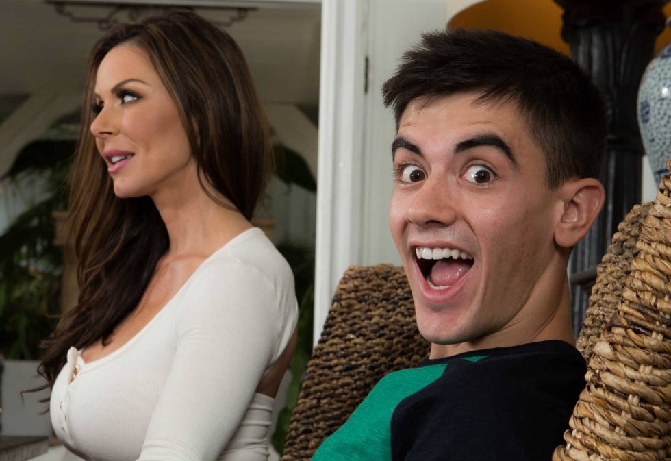 Mom with a child contour drawing