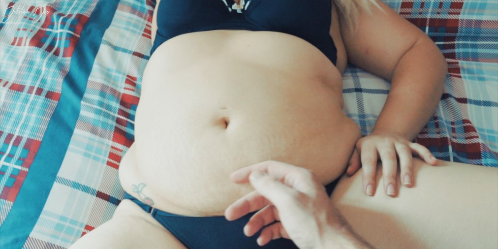 Naked pregnant women give birth