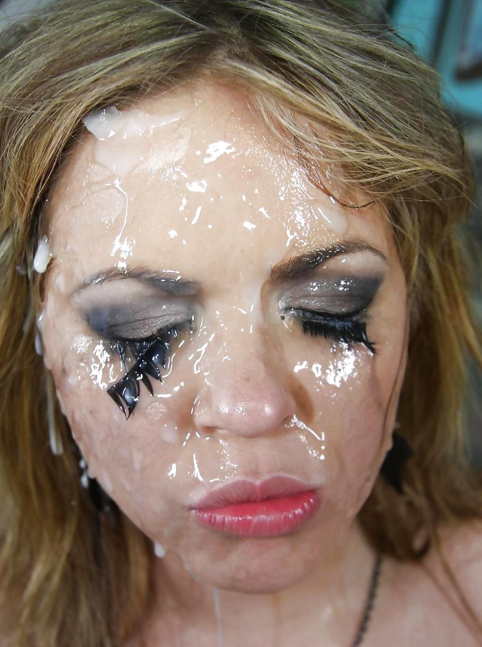 Kagney Linn Karter flowed mascara