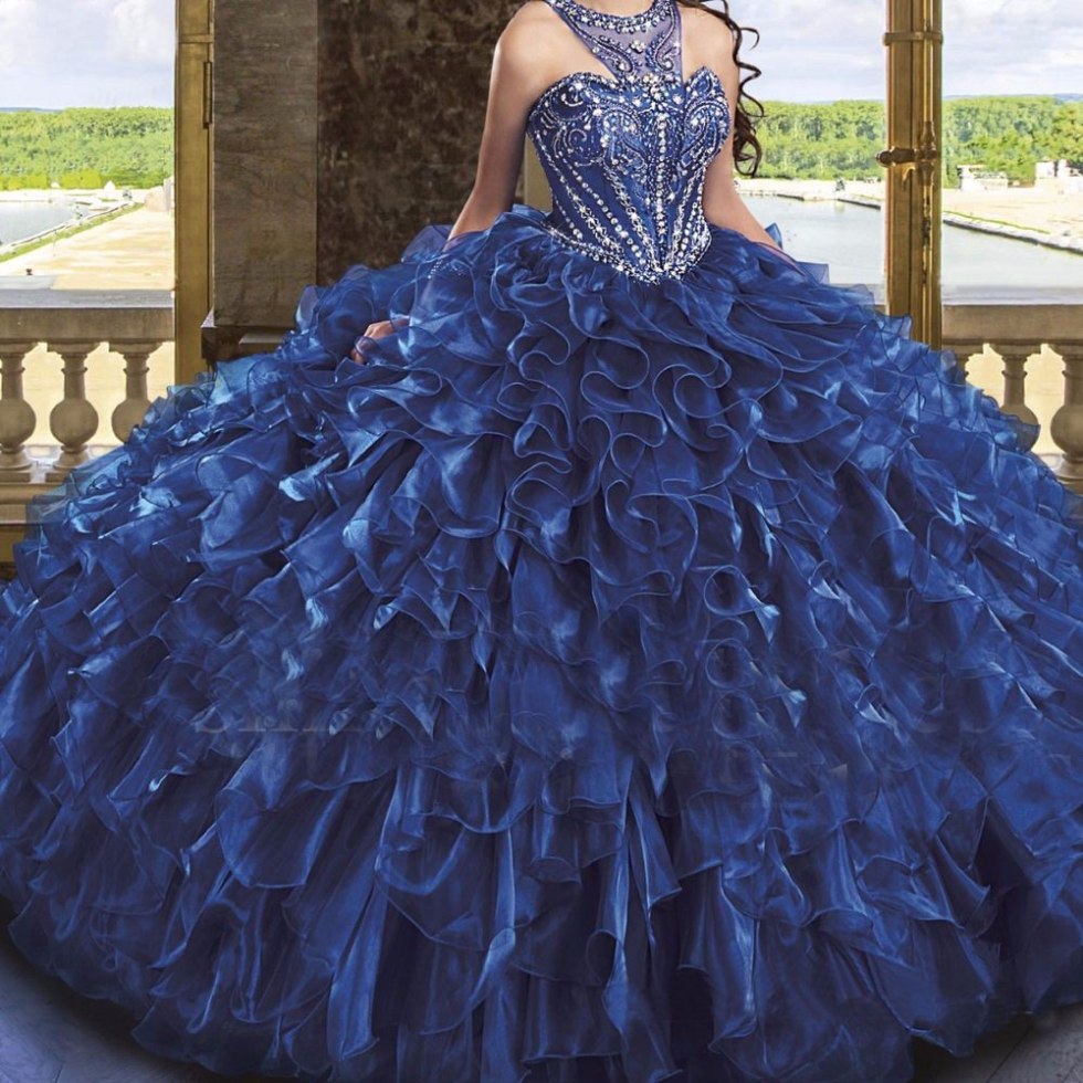 Big breasts in Crinoline