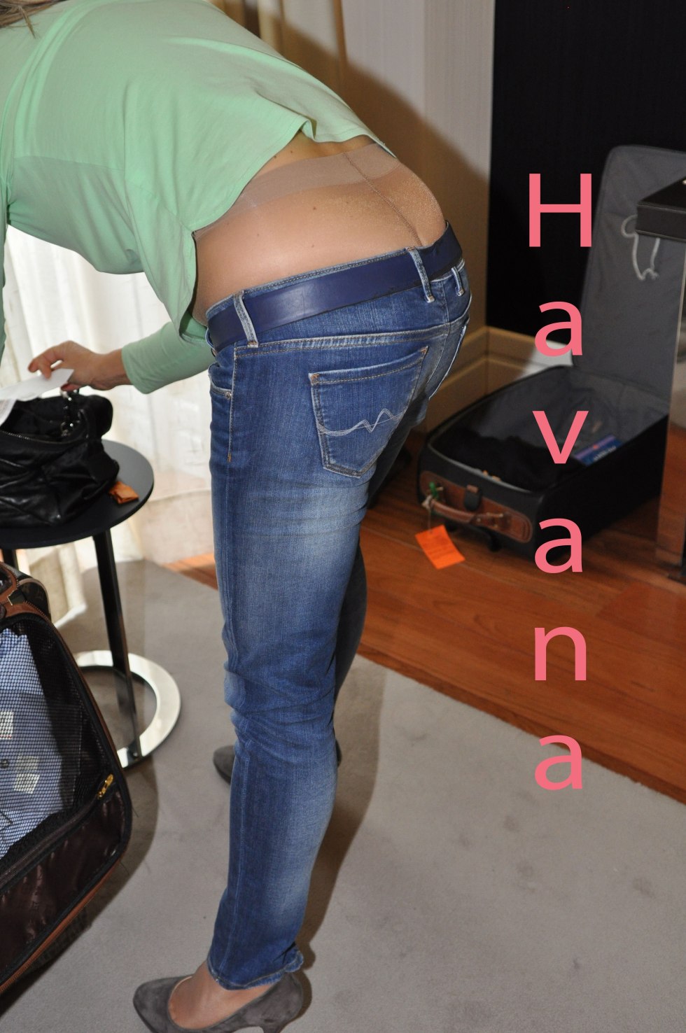 Katie Nobili in jeans