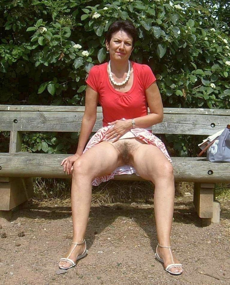 Mature in a skirt and without panties