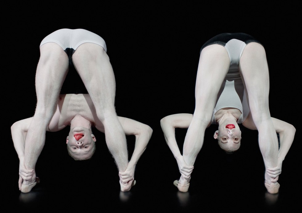 Perfomanes with naked women