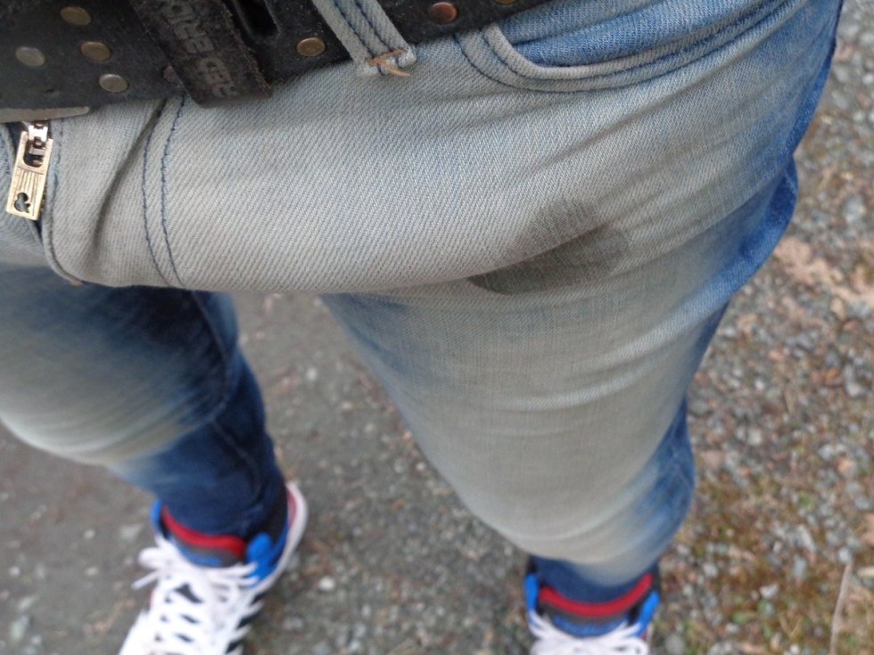 Beauty jumps on the dildo