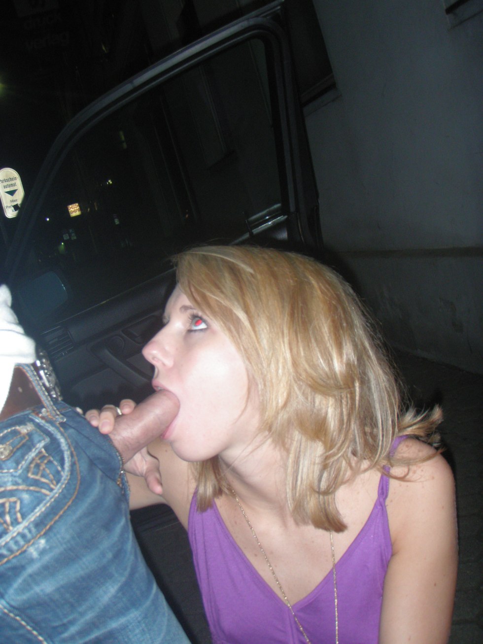 The girl sucked on the street