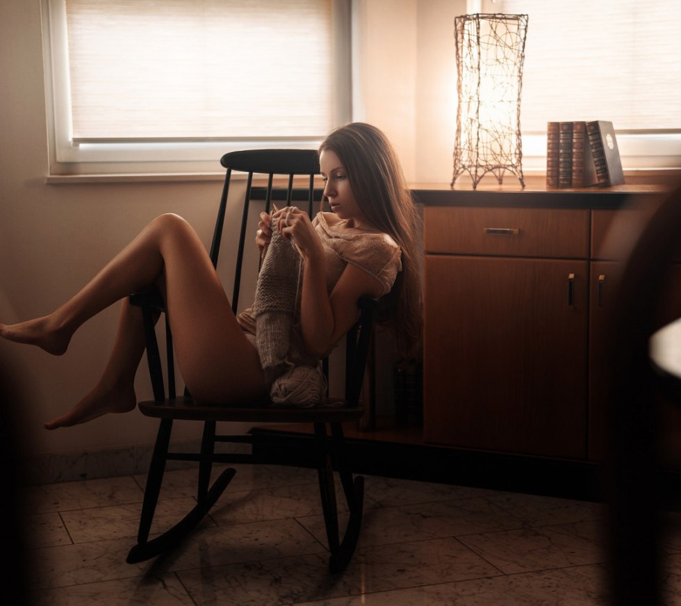 The girl poses in the room