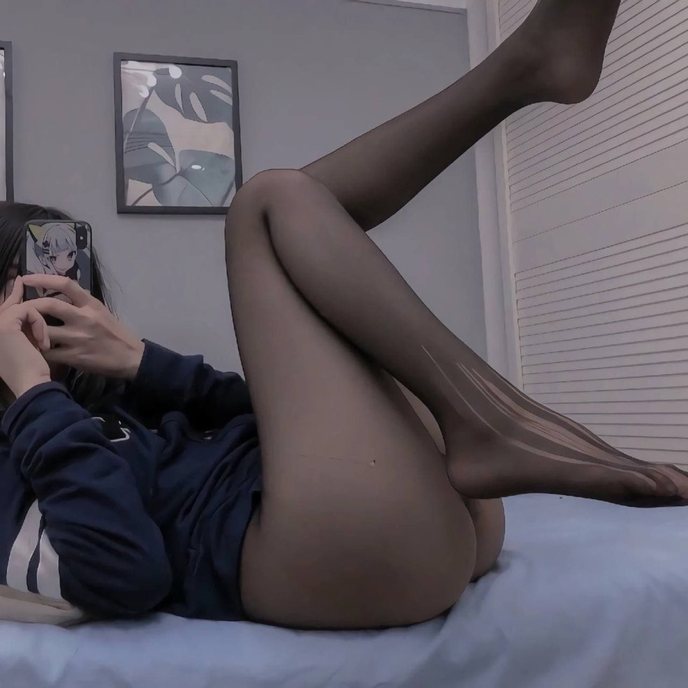 The girl lies on the bed