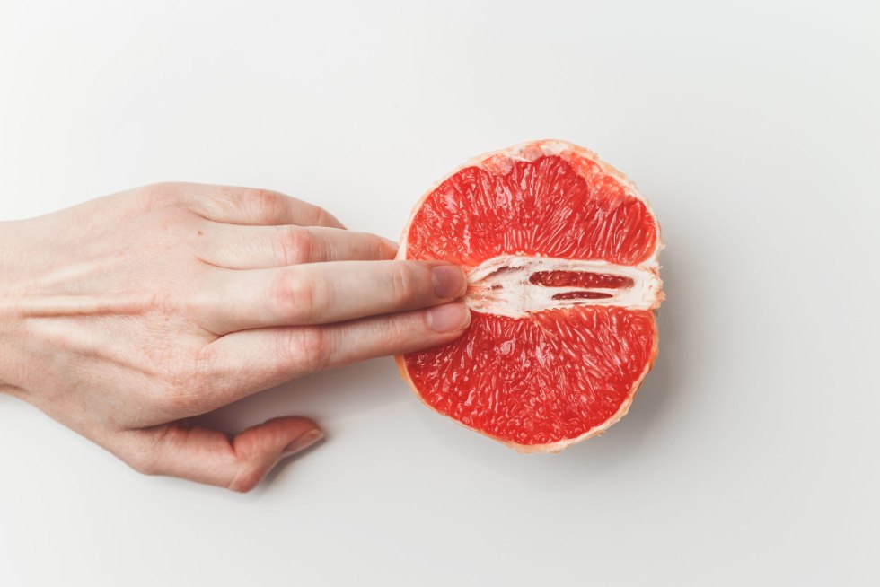 Grapefruit aesthetics with fingers