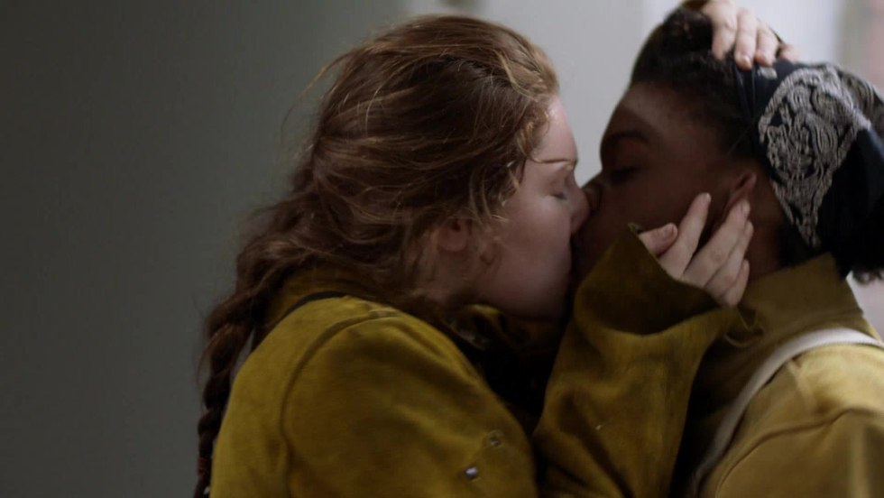 Shameless Debbie and Kelly Kiss