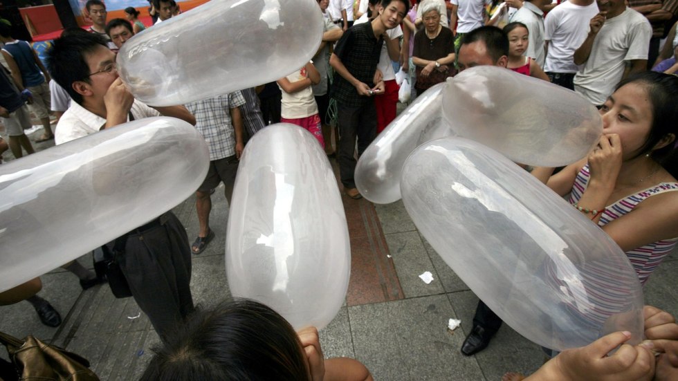 A man cums in a condom