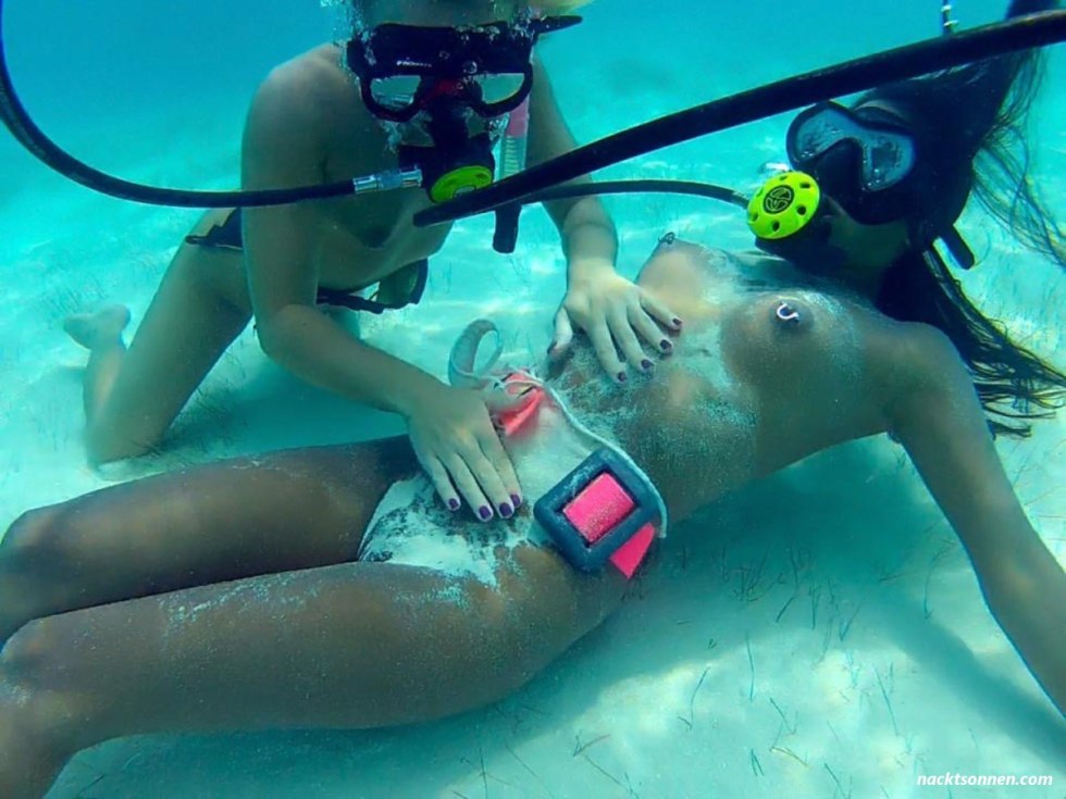 Julia Petrik Topless Diving Wallpaper