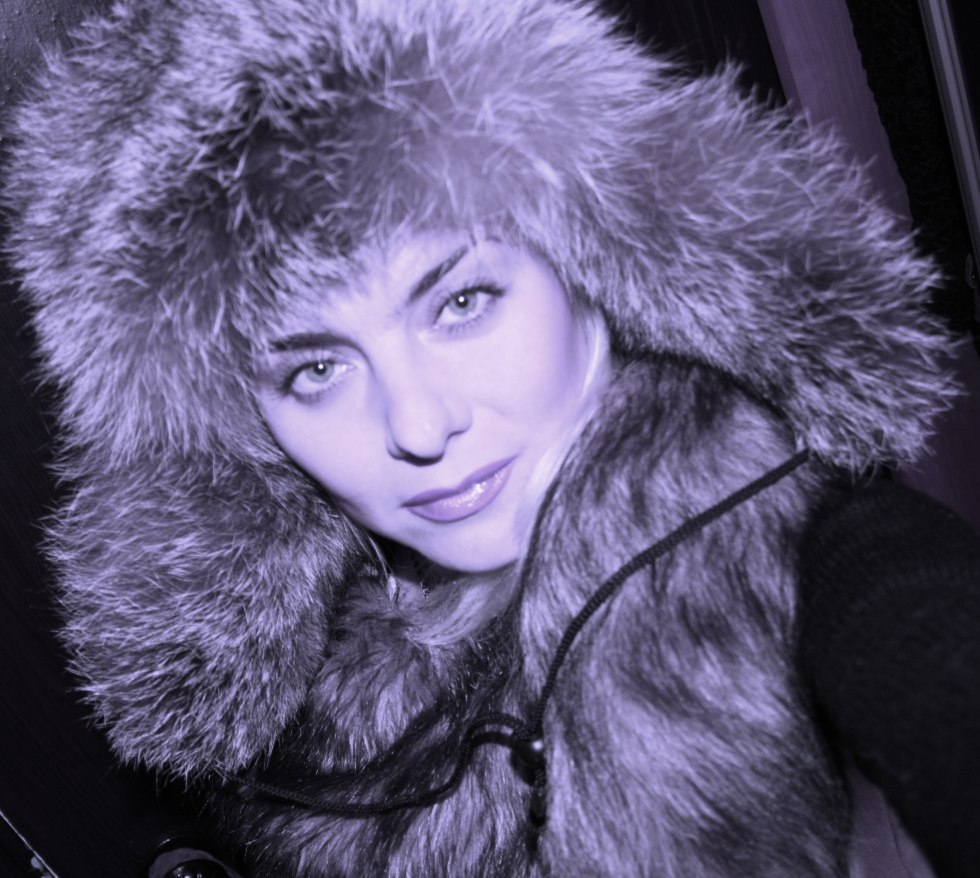 Two girls drawing with a pencil