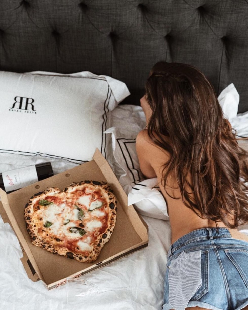 Photoshoot with pizza