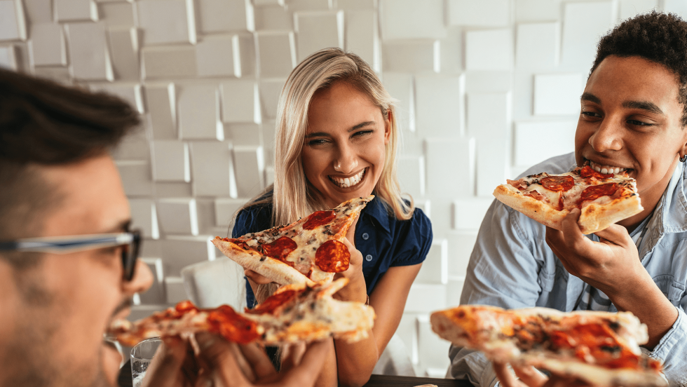 People eat pizza