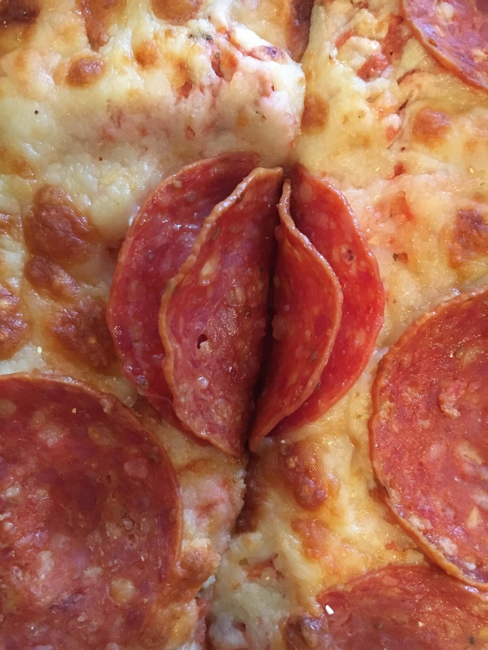 Seduces a pizza deliveryer