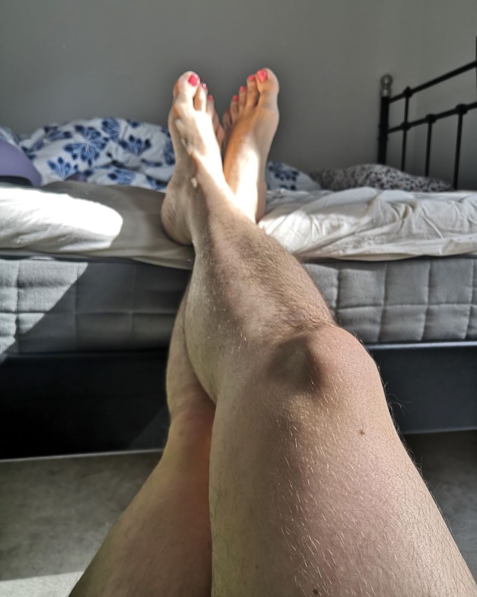 Girls with hairy legs