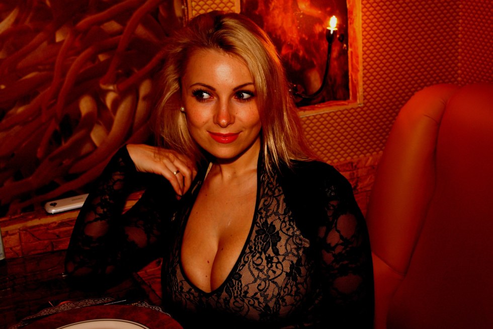 Naked women for 40 in a restaurant