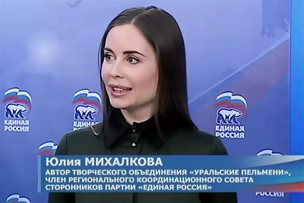 The girl sucks in the shower