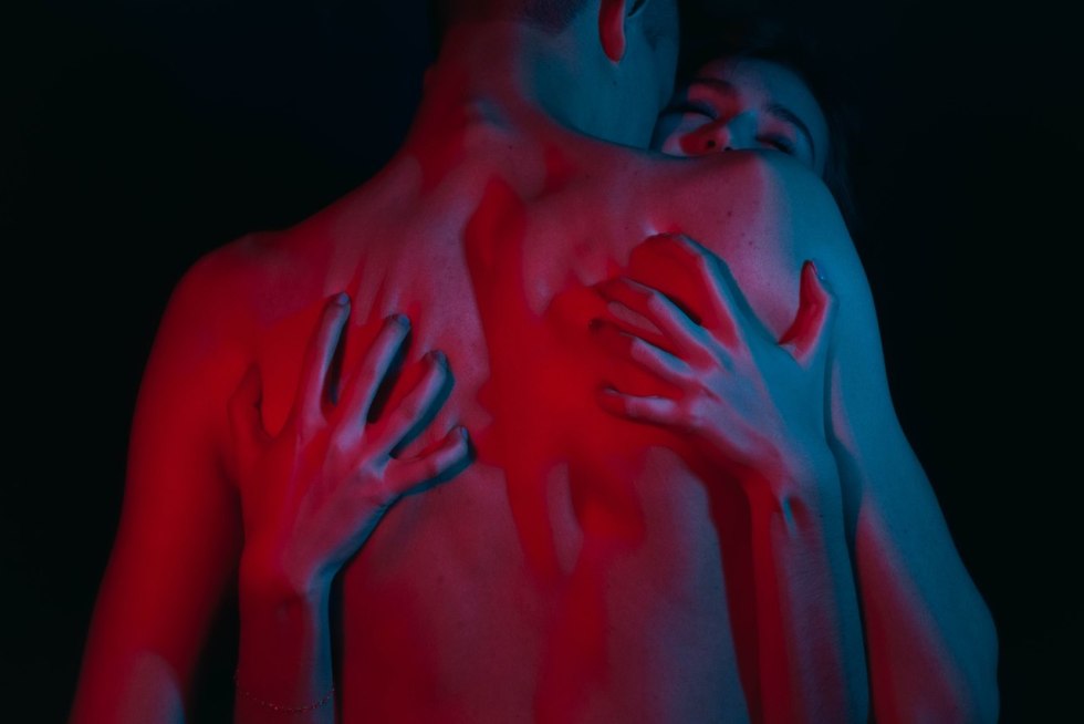 Woman's caresses on the side