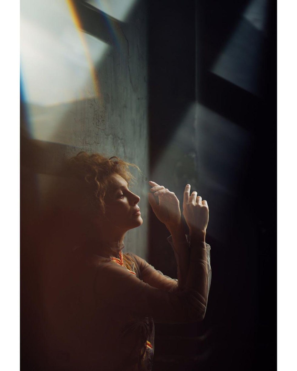 Elena Podkaminskaya barefoot