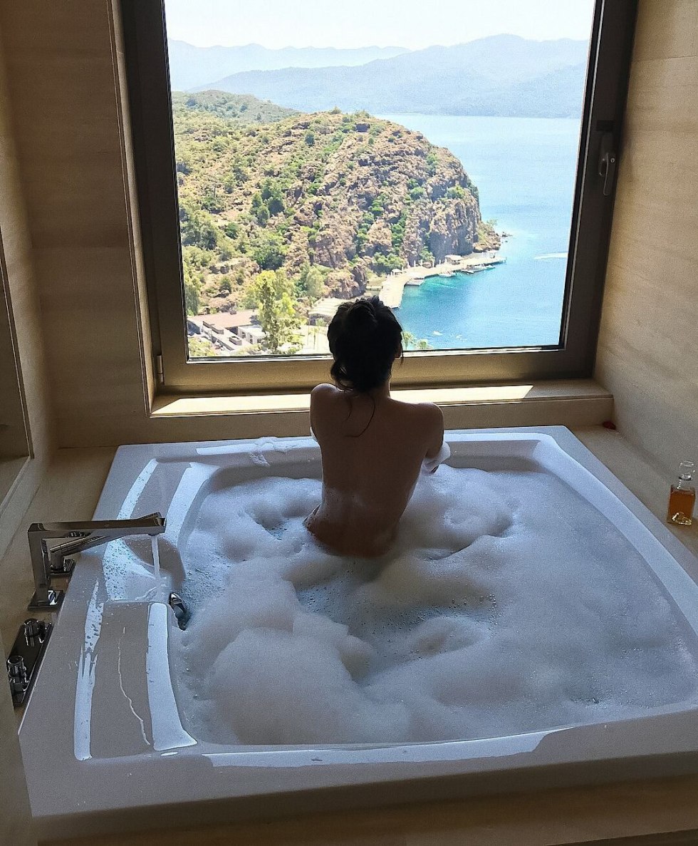 Man and woman in the bath