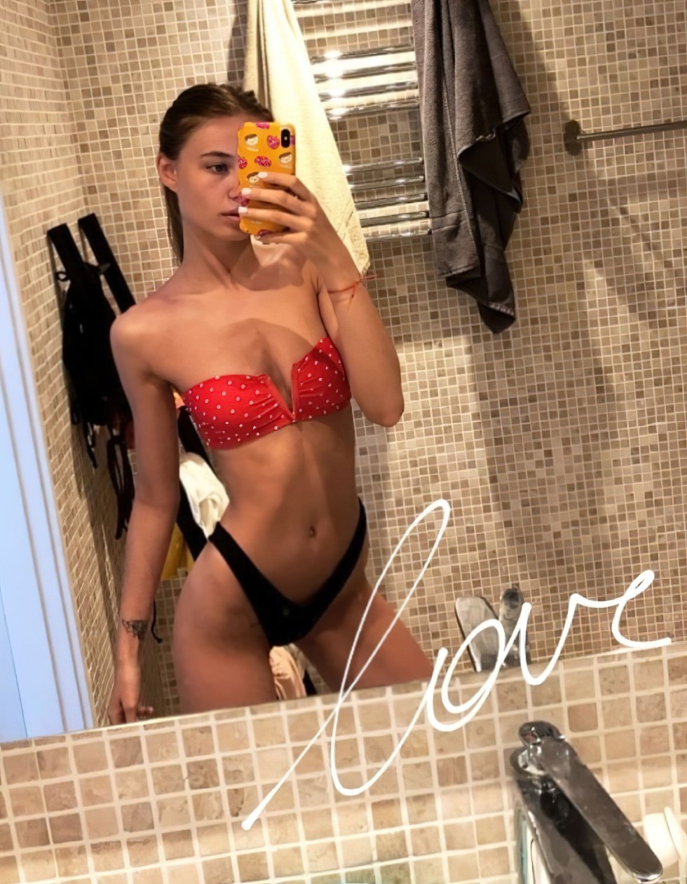 Elizabeth Vasilenko naked