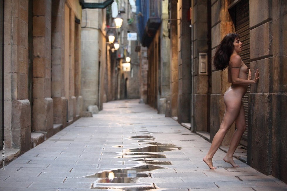 Girls without panties walk around the city