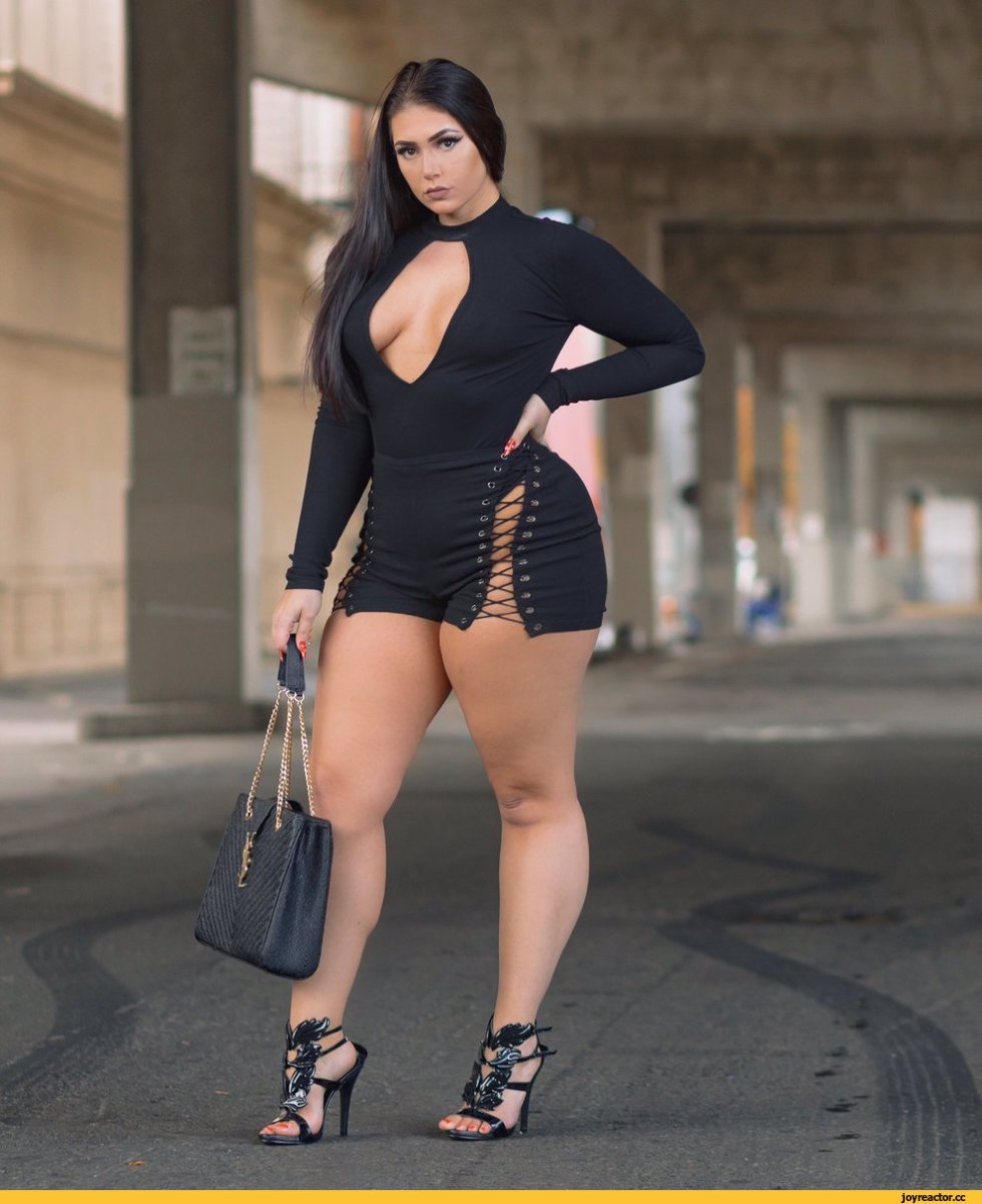 Ladies with wide hips without panties