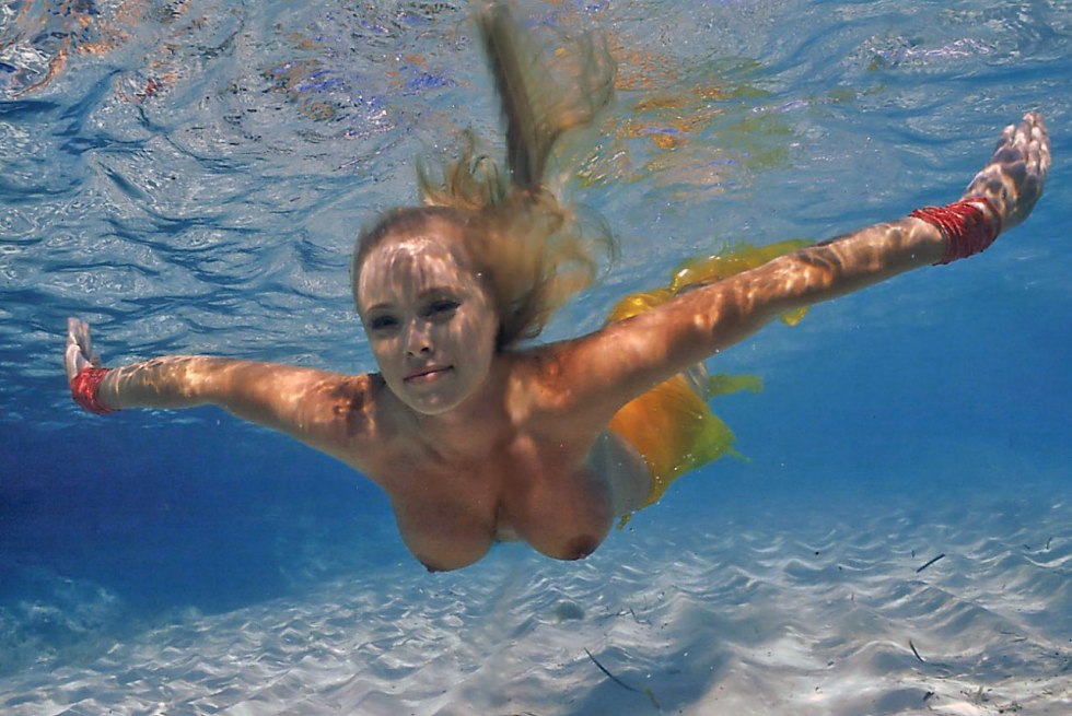 Valory Irene Tits under water