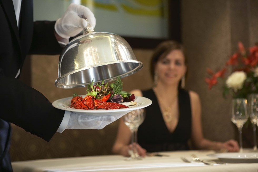 Submission of dishes by a waiter