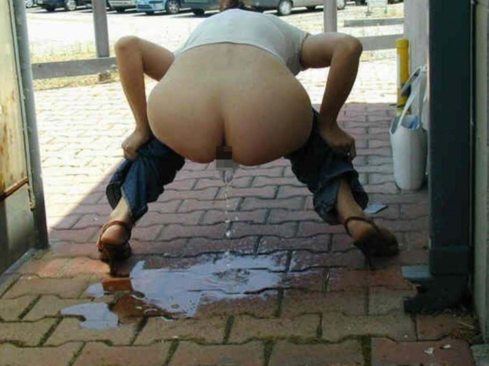 Retro pissing mature women