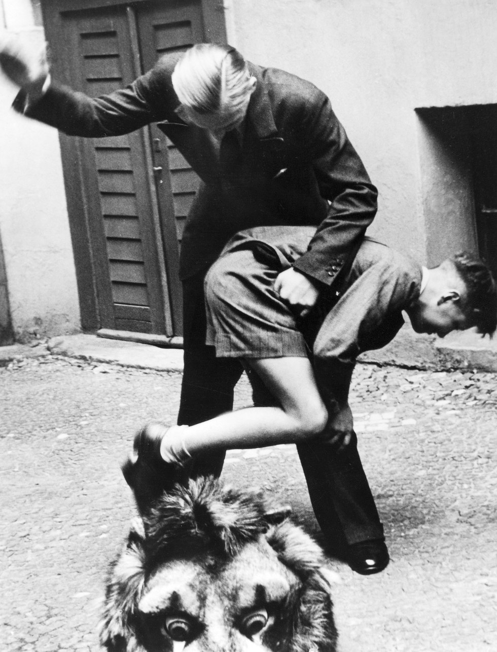 Proceeding mature on the bed