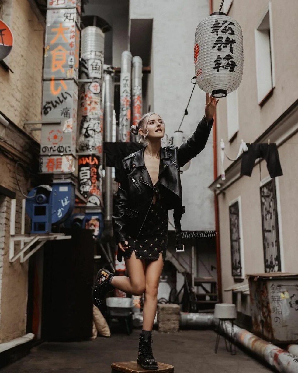 Fatal widow and tracer