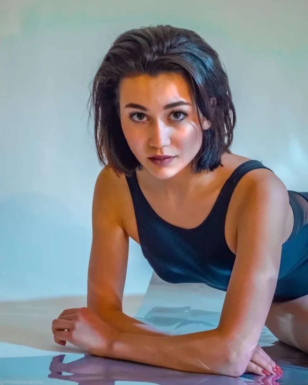 Elizaveta Khudaiberdiev’s eyebrows