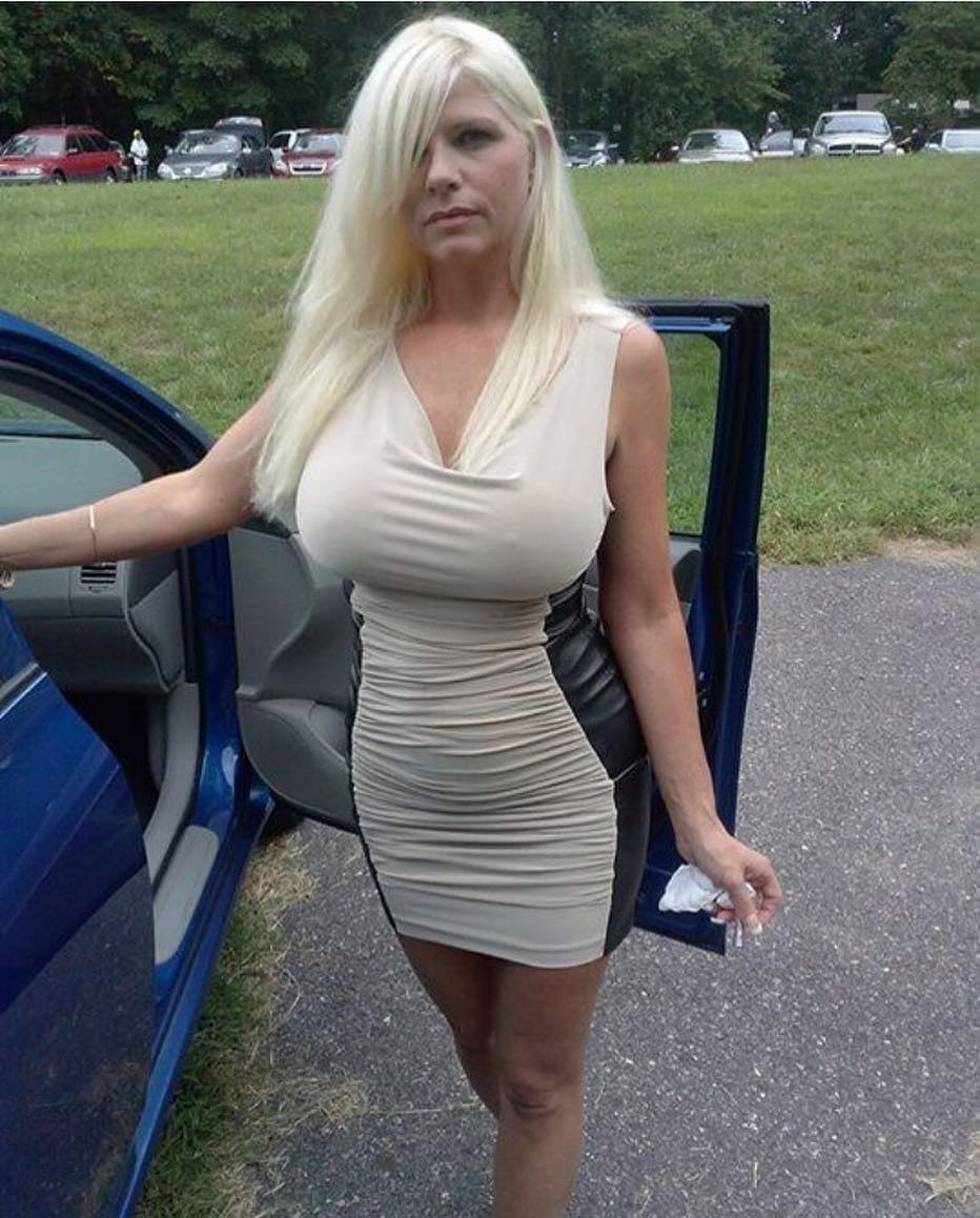 Mom with a big booty in the kitchen