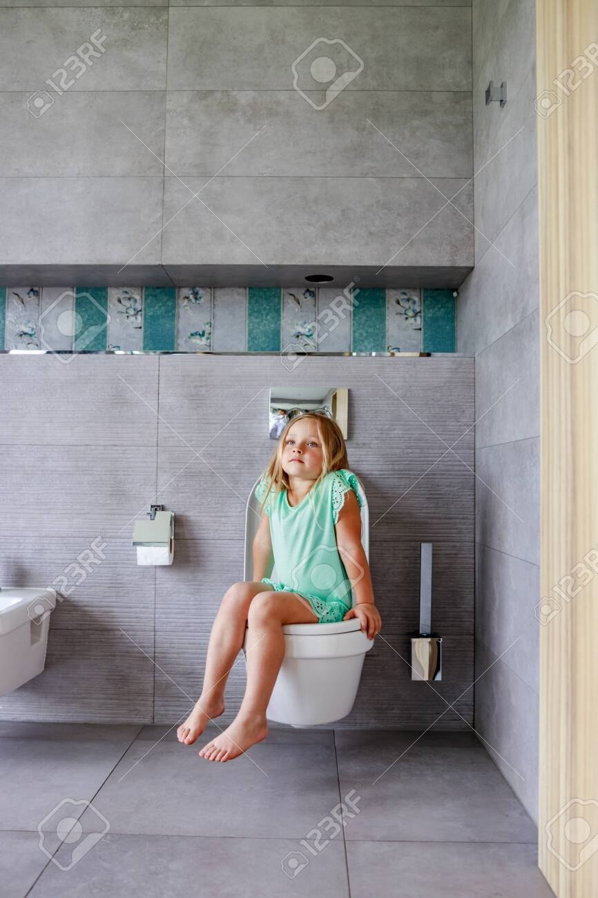 Russian in the Toilet Cubicle Through The Hole (93 photos)