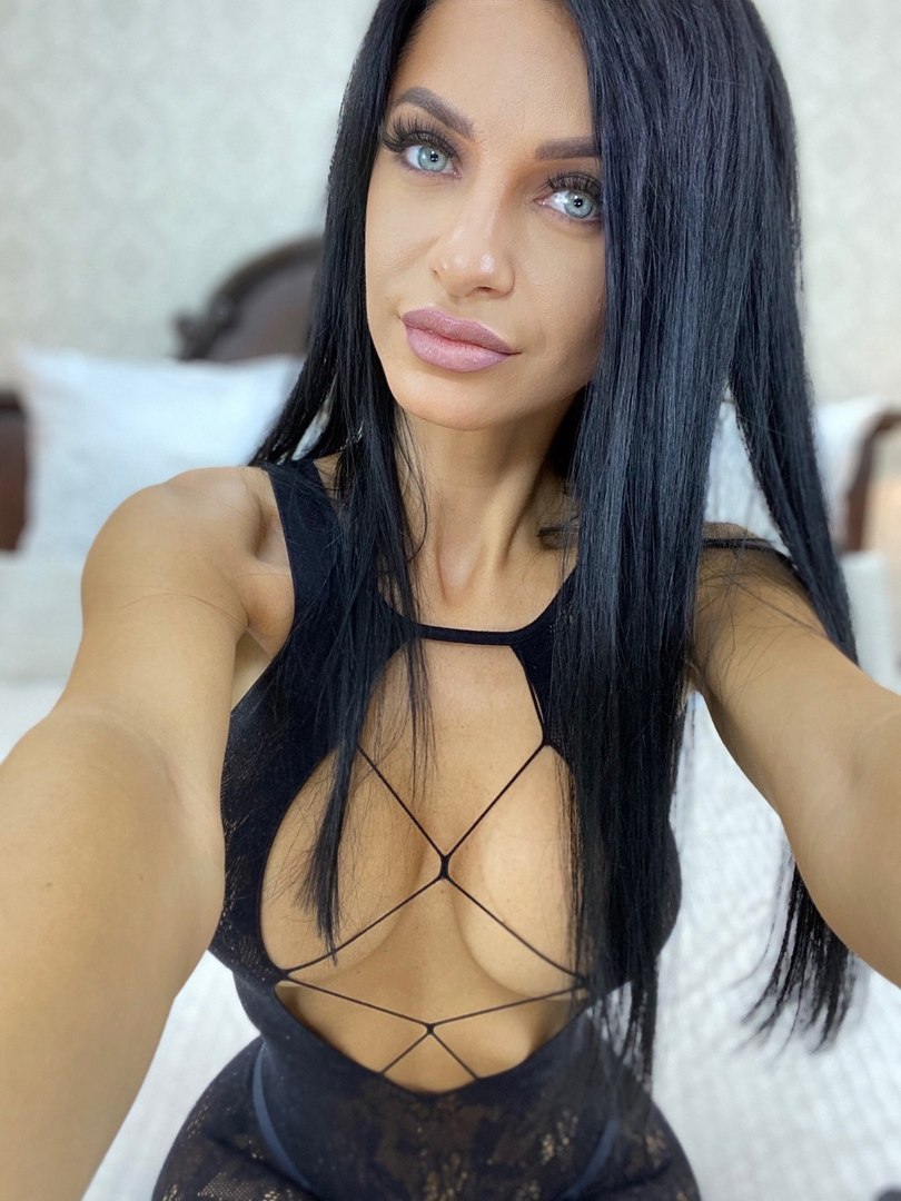 Julia is an elite model