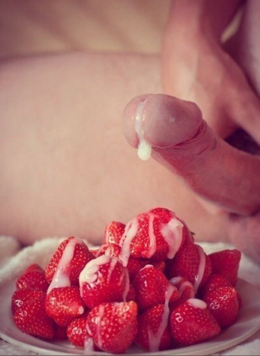 Pussy in cream with strawberries