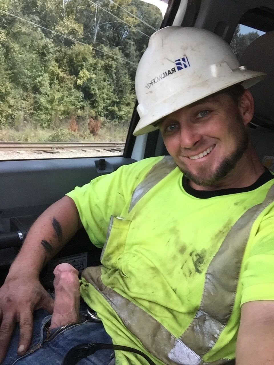 Construction Workers Fucked the Landlady (78 photos)