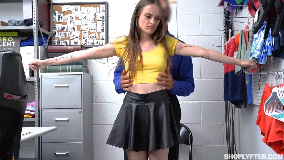 The girl is robbed by a pistol